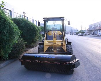 無塵清掃機廠家：億龍教你選購好的掃路車！